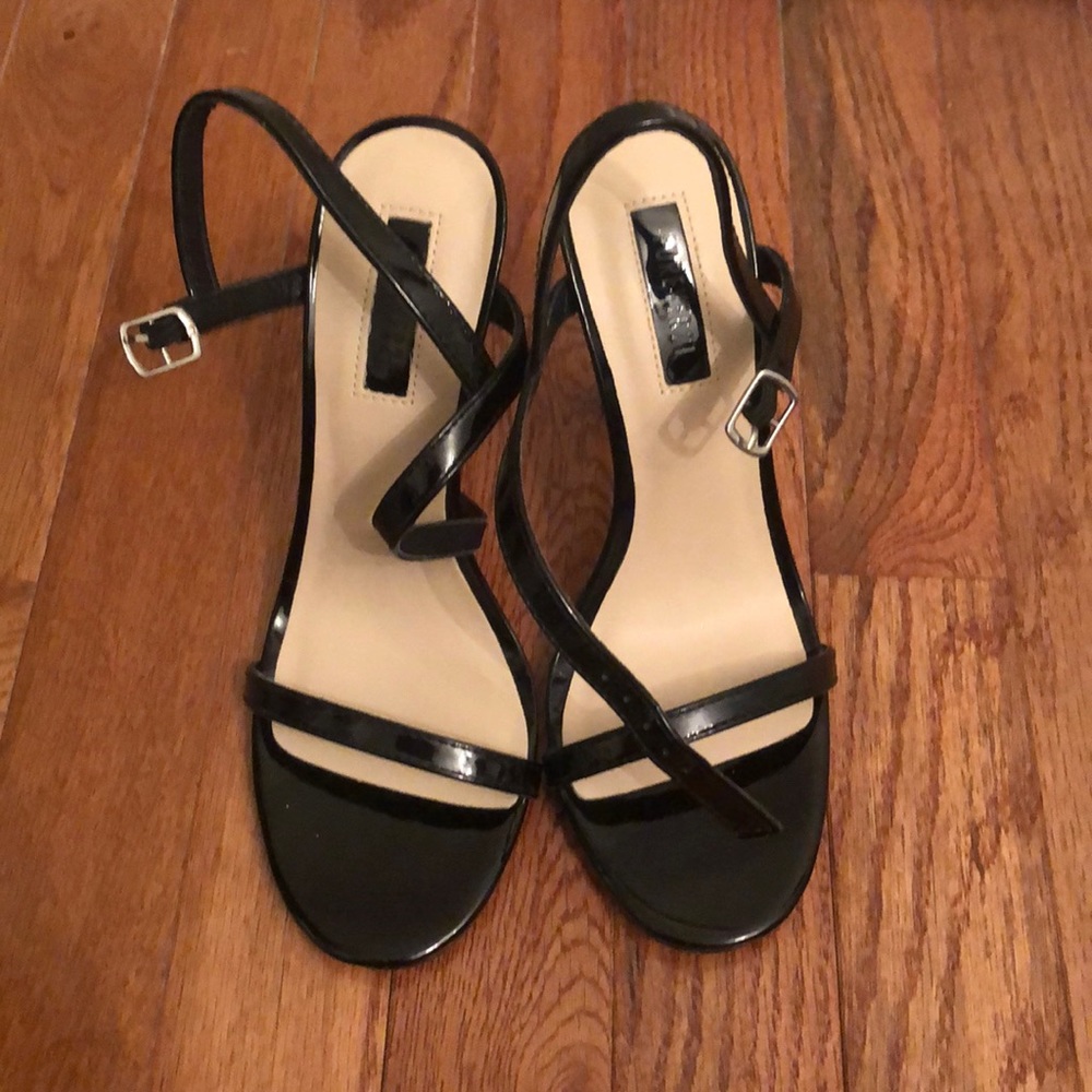Black forever 21 heels. Size 6. Never worn. - Picture 2 of 3